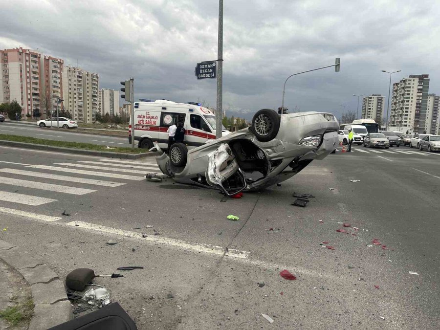 Belediye Otobüsü İle Otomobil Çarpıştı: 9 Yaralı