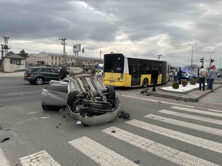 Belediye Otobüsü İle Otomobil Çarpıştı: 9 Yaralı