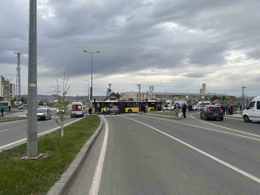 Belediye Otobüsü İle Otomobil Çarpıştı: 9 Yaralı