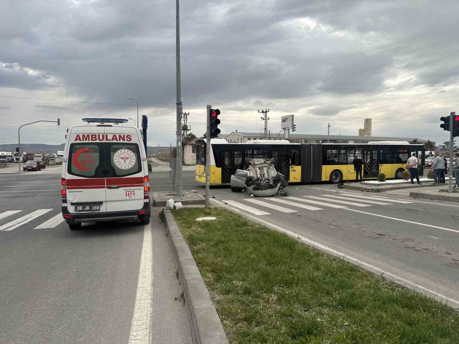 Belediye Otobüsü İle Otomobil Çarpıştı: 9 Yaralı