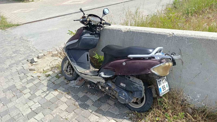 Antalya’da Lastiği Patlayan Motosiklet Devrildi: 2 Yaralı