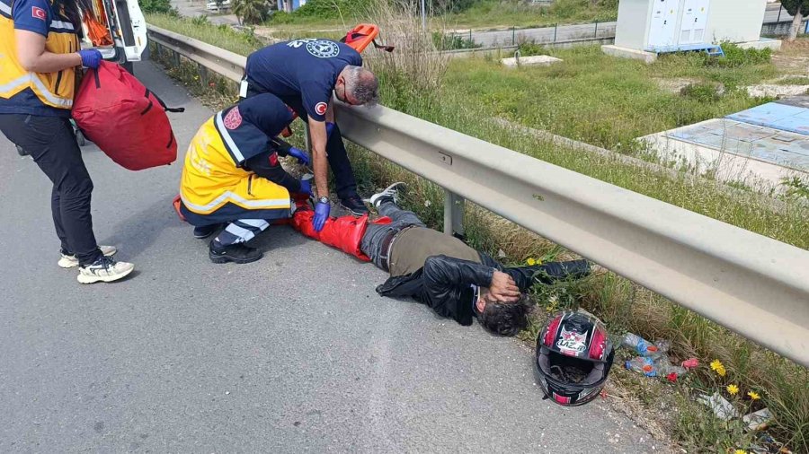 Antalya’da Lastiği Patlayan Motosiklet Devrildi: 2 Yaralı