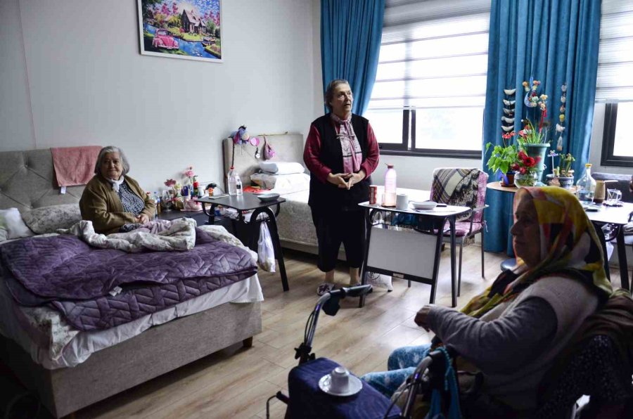 Annesi Huzurevini Mesken Tuttu, İşadamı Yaşlı Bakım Merkezini Kapatmaktan Vazgeçti