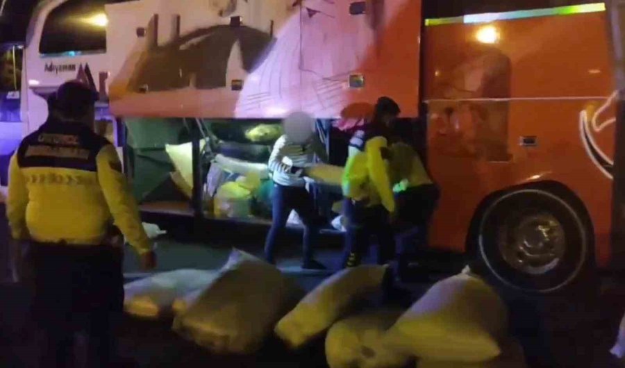 Yolcu Otobüsünden Torba Torba Kaçak Tütün Çıktı: 3 Gözaltı
