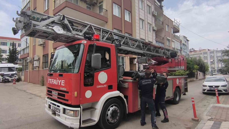 Teras Penceresine Çıkan Şahıs Ekiplere Zor Anlar Yaşattı