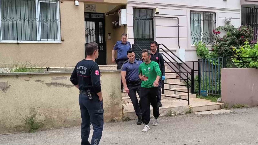 Teras Penceresine Çıkan Şahıs Ekiplere Zor Anlar Yaşattı