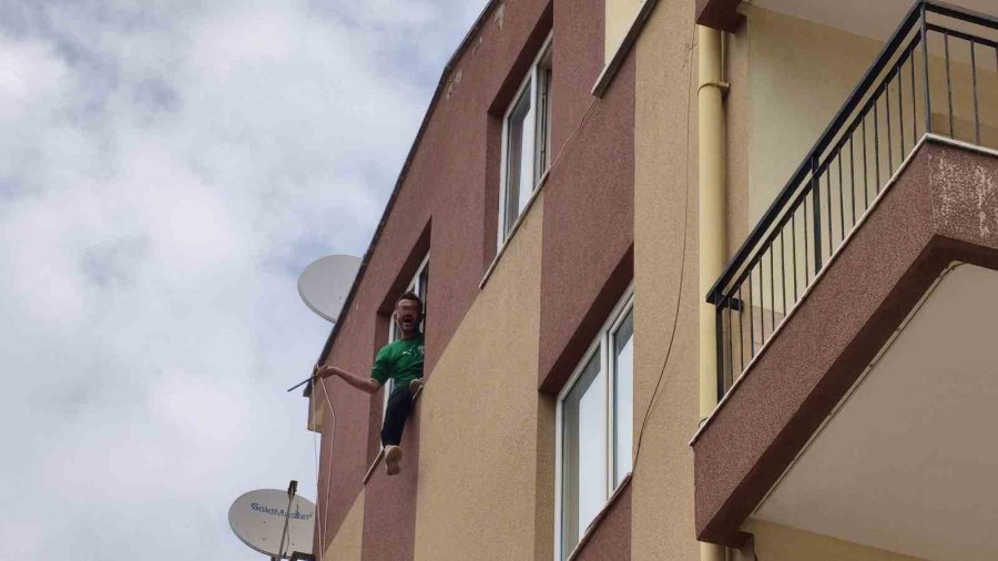 Teras Penceresine Çıkan Şahıs Ekiplere Zor Anlar Yaşattı