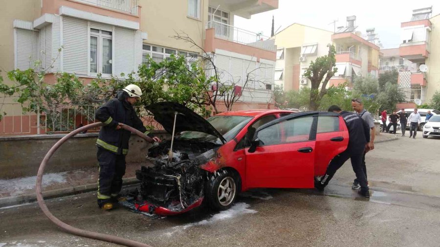 Otomobil Alev Alev Yandı, Görüntüyü Çeken Afacanların Yorumları Gülümsetti