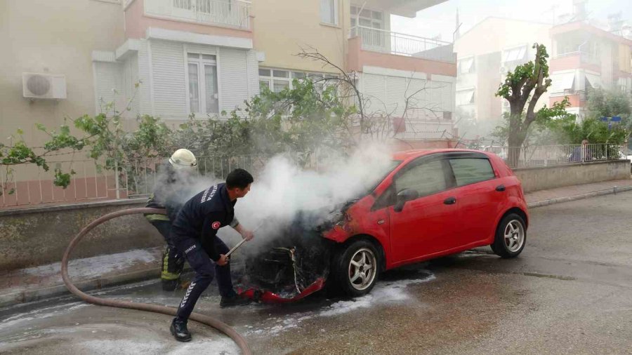 Otomobil Alev Alev Yandı, Görüntüyü Çeken Afacanların Yorumları Gülümsetti