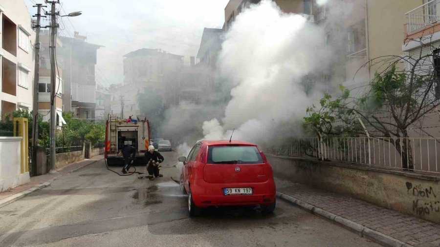 Otomobil Alev Alev Yandı, Görüntüyü Çeken Afacanların Yorumları Gülümsetti