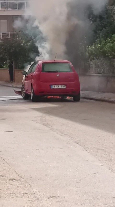 Otomobil Alev Alev Yandı, Görüntüyü Çeken Afacanların Yorumları Gülümsetti