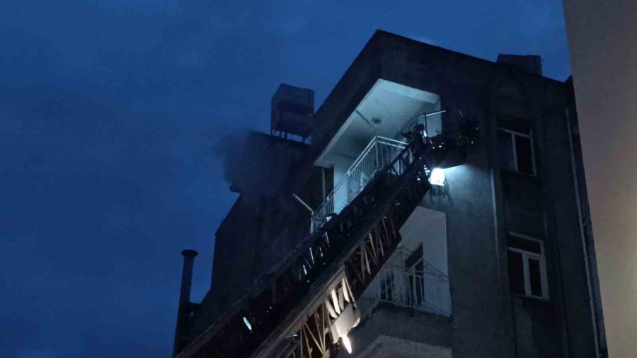 İşçilerinin Kaldığı Dairede Çıkan Yangın Korkuttu