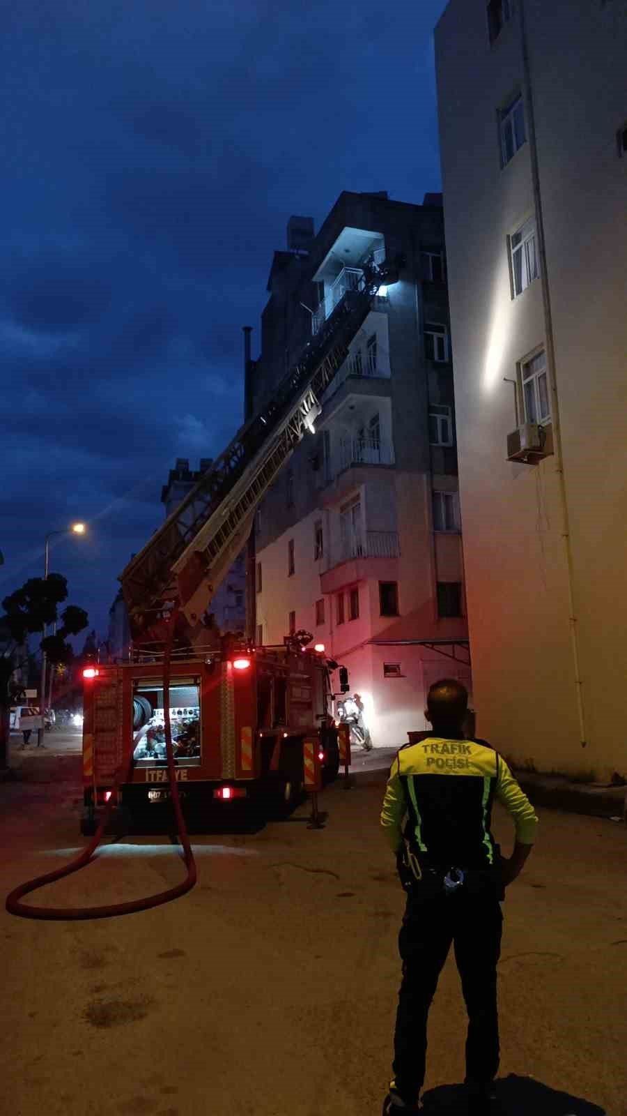 İşçilerinin Kaldığı Dairede Çıkan Yangın Korkuttu