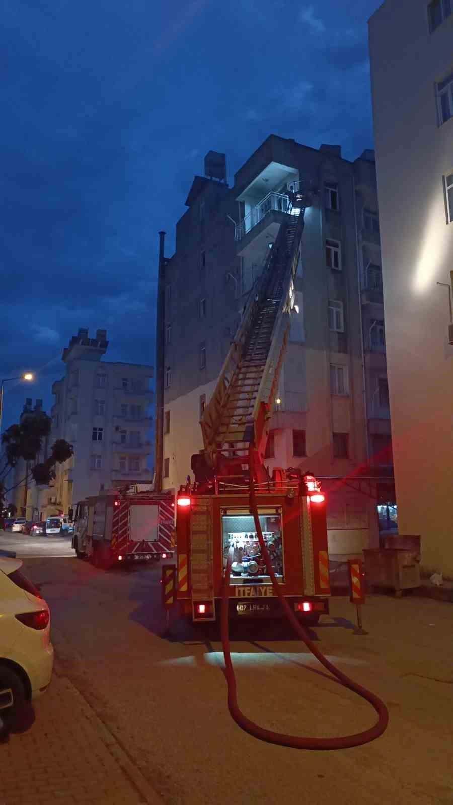 İşçilerinin Kaldığı Dairede Çıkan Yangın Korkuttu