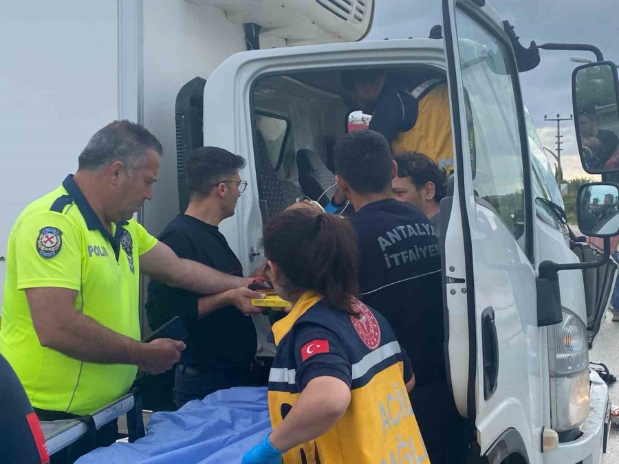 Antalya’da 3 Aracın Karıştığı Zincirleme Kazada 1 Kişi Yaralandı