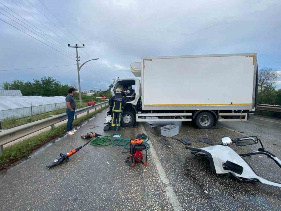 Antalya’da 3 Aracın Karıştığı Zincirleme Kazada 1 Kişi Yaralandı