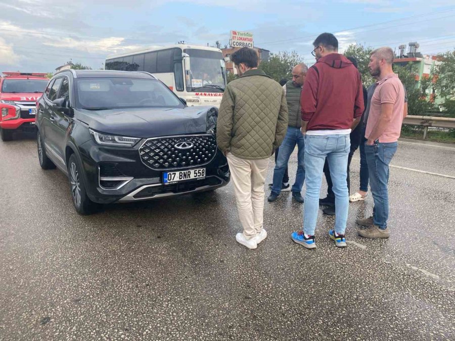 Antalya’da 3 Aracın Karıştığı Zincirleme Kazada 1 Kişi Yaralandı