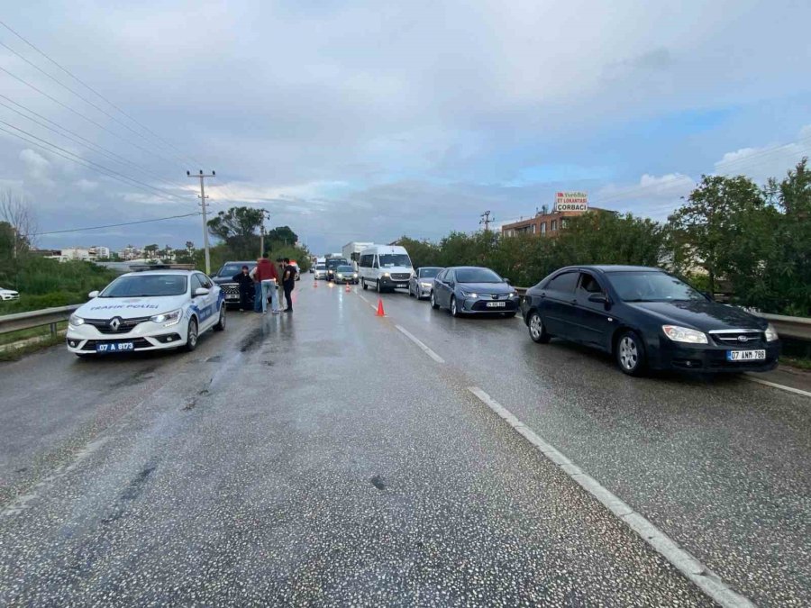 Antalya’da 3 Aracın Karıştığı Zincirleme Kazada 1 Kişi Yaralandı