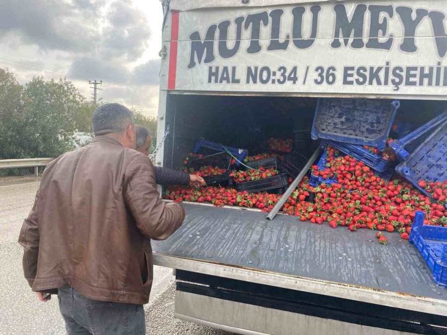 Antalya’da 3 Aracın Karıştığı Zincirleme Kazada 1 Kişi Yaralandı