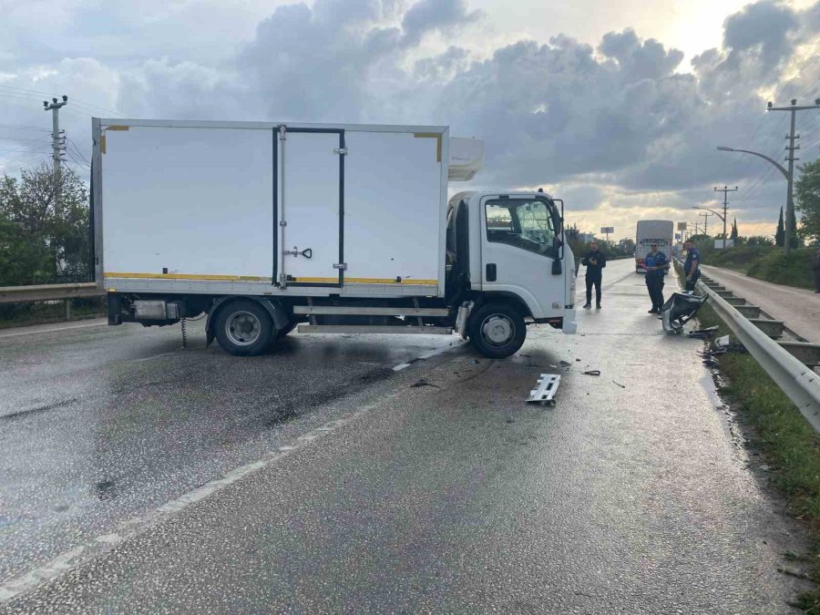 Antalya’da 3 Aracın Karıştığı Zincirleme Kazada 1 Kişi Yaralandı