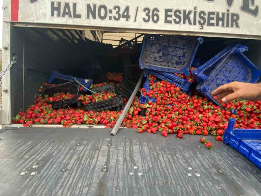 Antalya’da 3 Aracın Karıştığı Zincirleme Kazada 1 Kişi Yaralandı