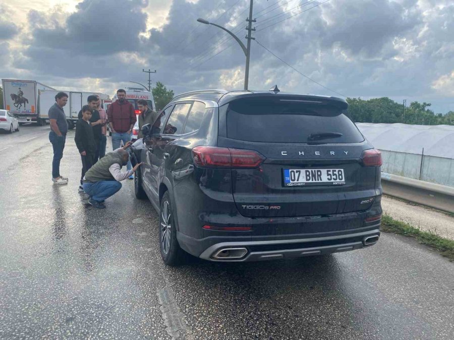 Antalya’da 3 Aracın Karıştığı Zincirleme Kazada 1 Kişi Yaralandı