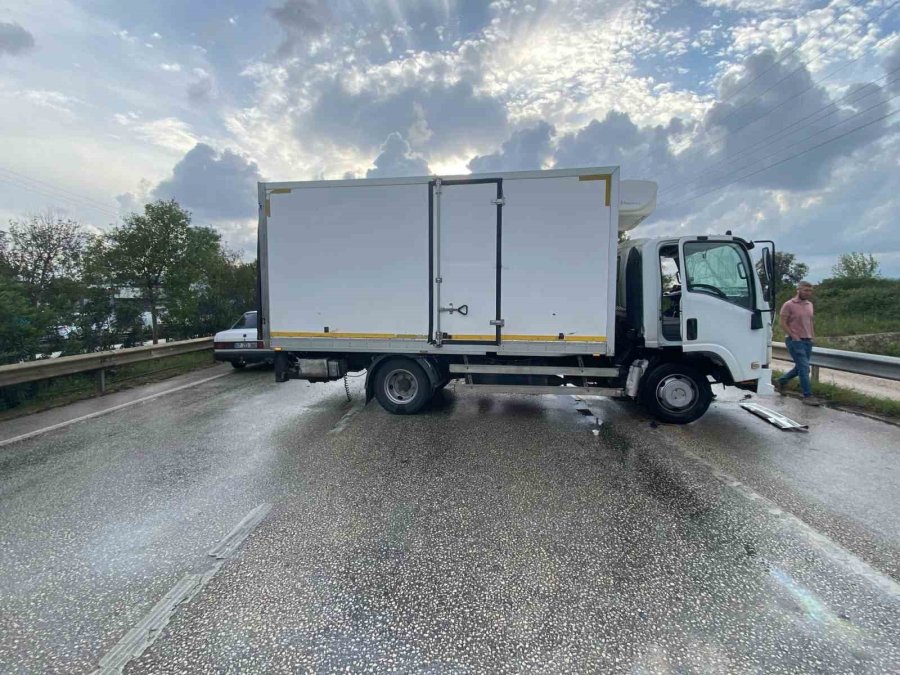 Antalya’da 3 Aracın Karıştığı Zincirleme Kazada 1 Kişi Yaralandı