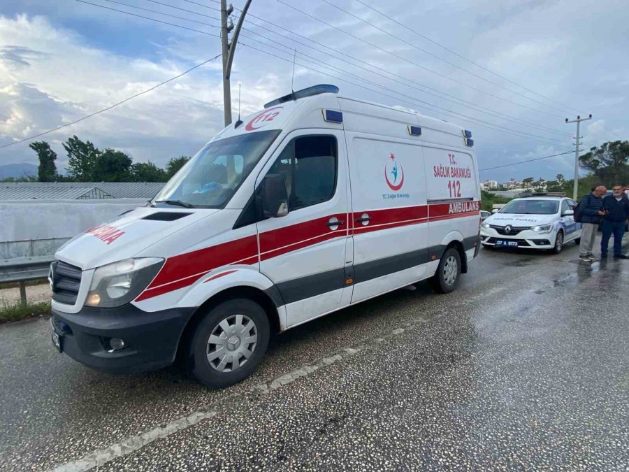 Antalya’da 3 Aracın Karıştığı Zincirleme Kazada 1 Kişi Yaralandı