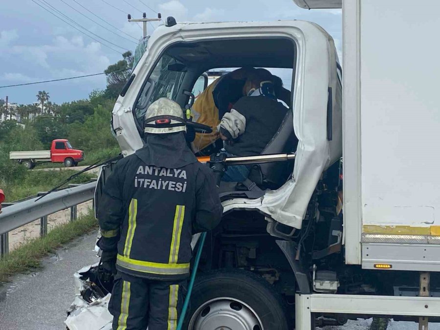 Antalya’da 3 Aracın Karıştığı Zincirleme Kazada 1 Kişi Yaralandı