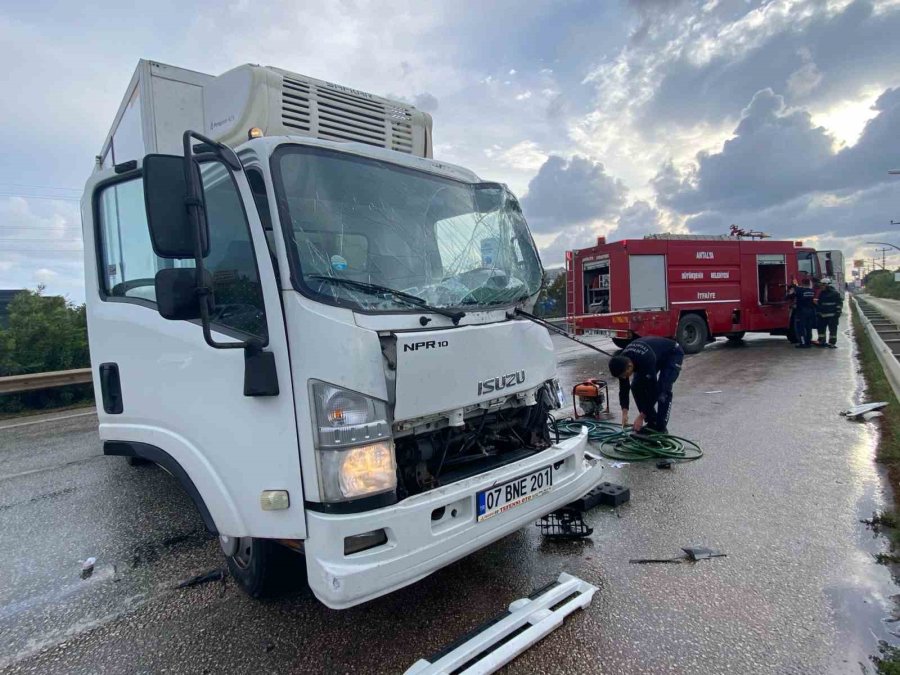 Antalya’da 3 Aracın Karıştığı Zincirleme Kazada 1 Kişi Yaralandı