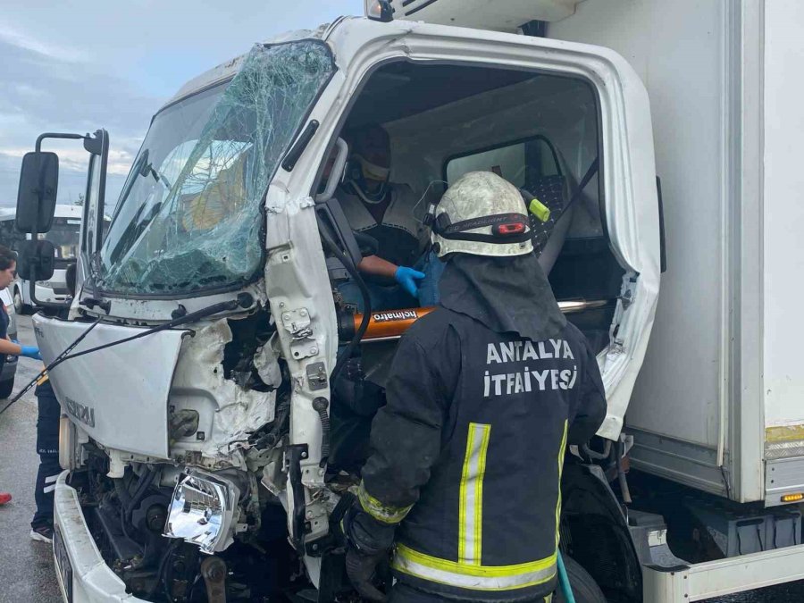 Antalya’da 3 Aracın Karıştığı Zincirleme Kazada 1 Kişi Yaralandı