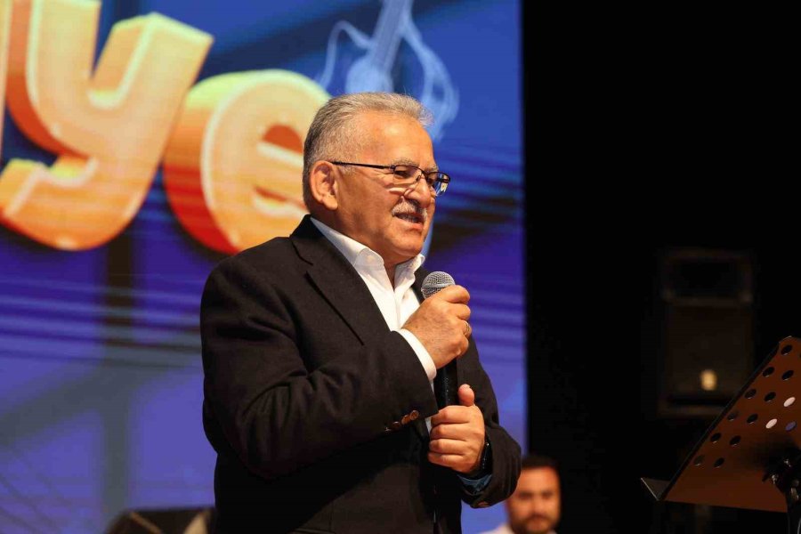 Belediye Personeli 1 Mayıs’ta Kulakların Pasını Sildi