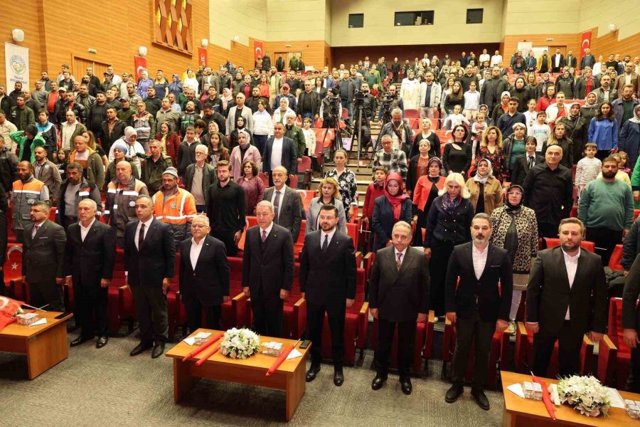 Belediye Personeli 1 Mayıs’ta Kulakların Pasını Sildi