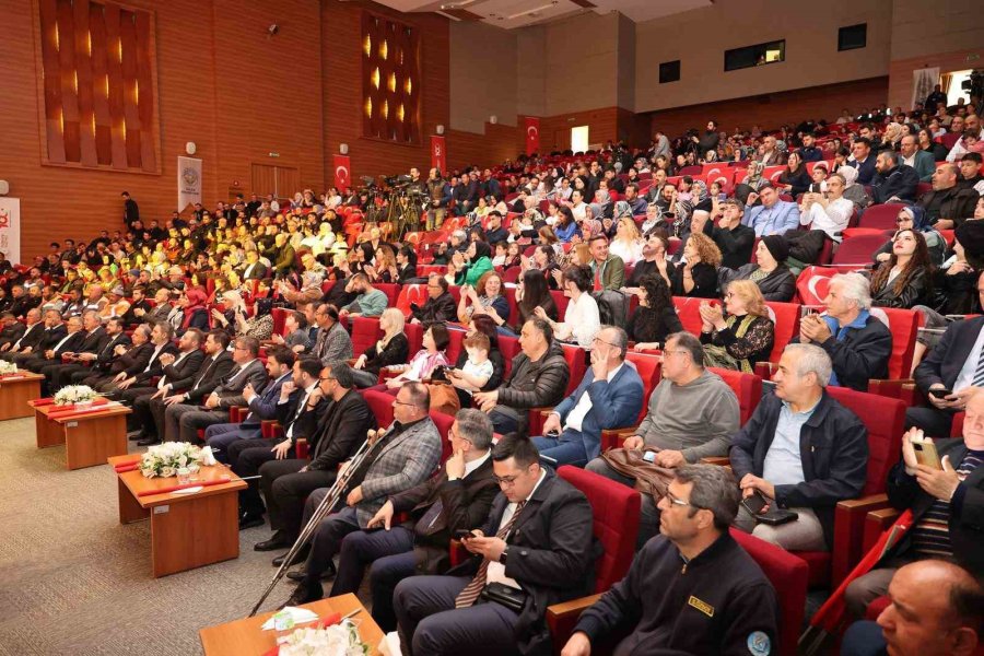 Belediye Personeli 1 Mayıs’ta Kulakların Pasını Sildi