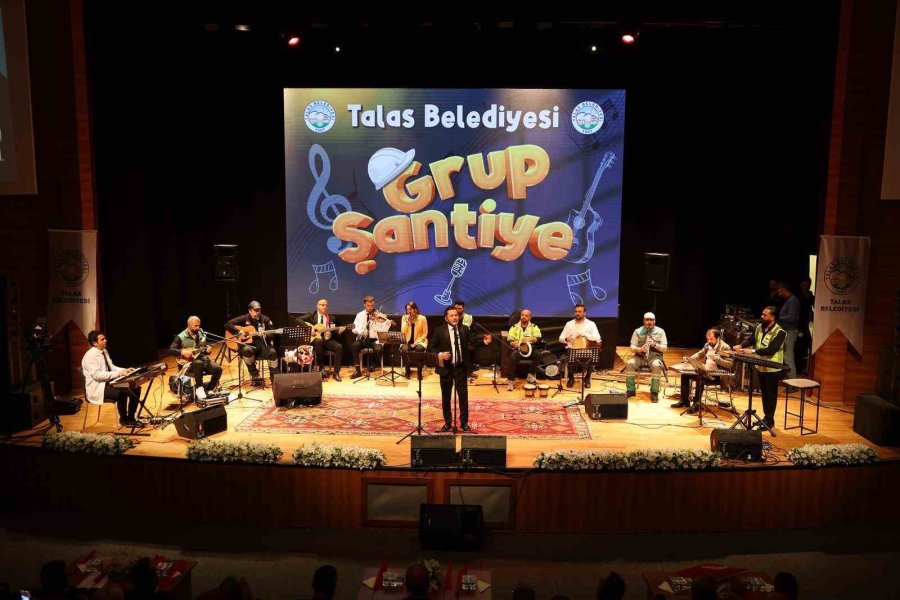 Belediye Personeli 1 Mayıs’ta Kulakların Pasını Sildi