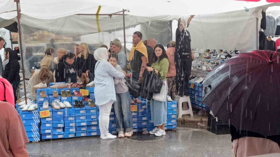 Antalya’da Turistlerin Pazar Keyfini Yağmur Bile Bozamadı