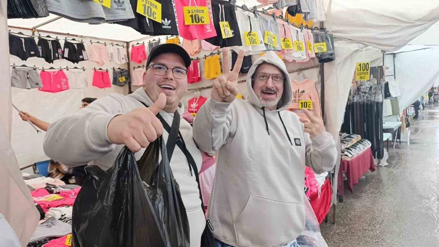 Antalya’da Turistlerin Pazar Keyfini Yağmur Bile Bozamadı