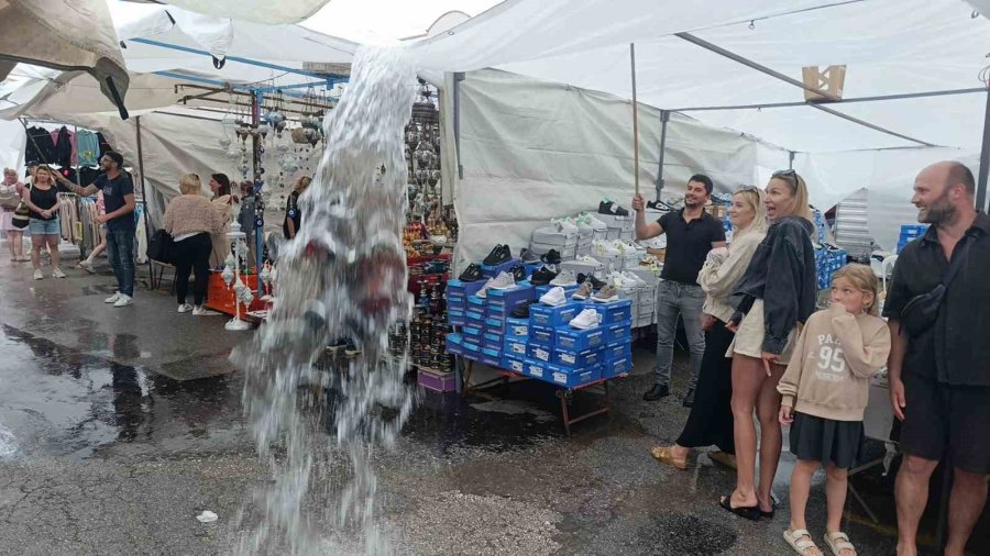 Antalya’da Turistlerin Pazar Keyfini Yağmur Bile Bozamadı
