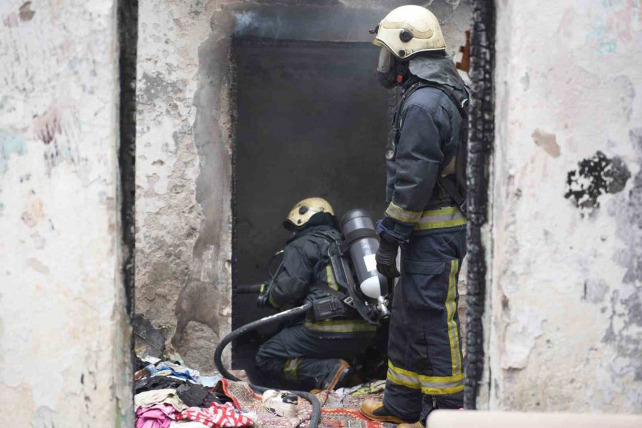 Antalya’da Metruk Binada Korkutan Yangın
