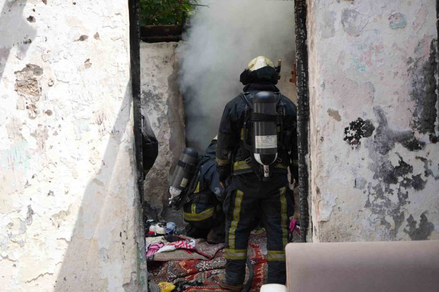 Antalya’da Metruk Binada Korkutan Yangın