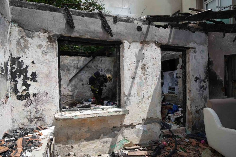 Antalya’da Metruk Binada Korkutan Yangın