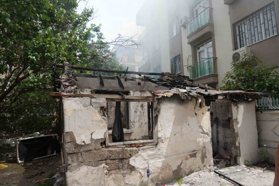 Antalya’da Metruk Binada Korkutan Yangın