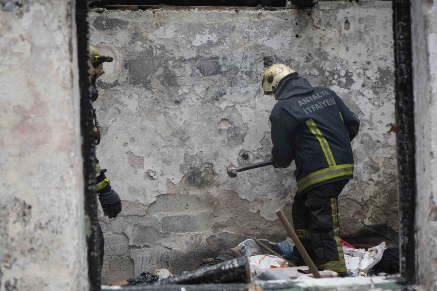 Antalya’da Metruk Binada Korkutan Yangın