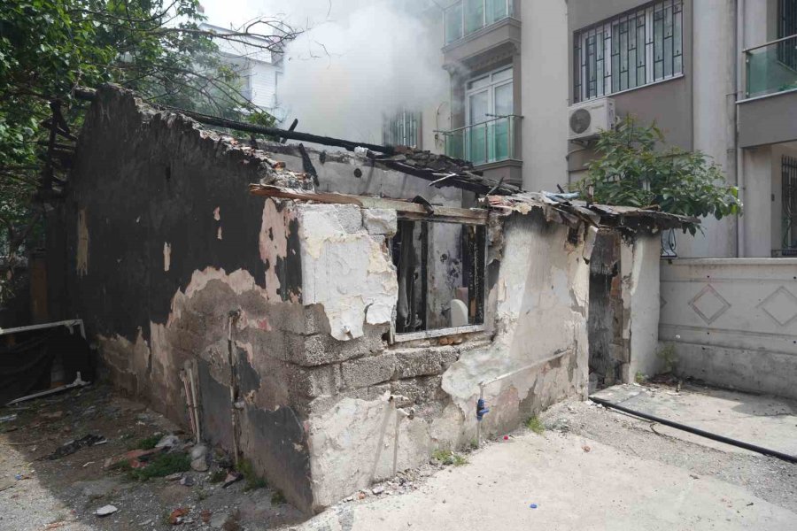 Antalya’da Metruk Binada Korkutan Yangın