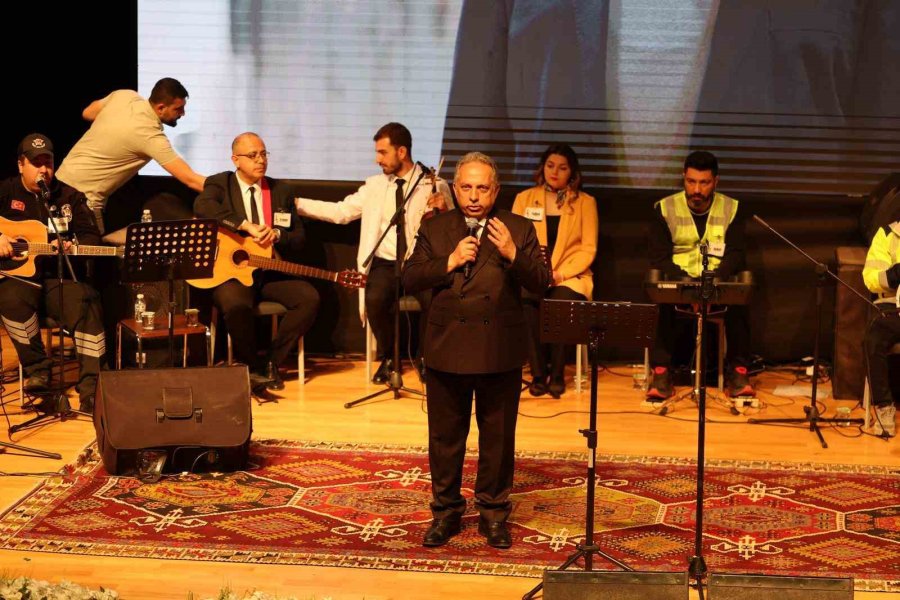 Belediye Personeli 1 Mayıs’ta Kulakların Pasını Sildi