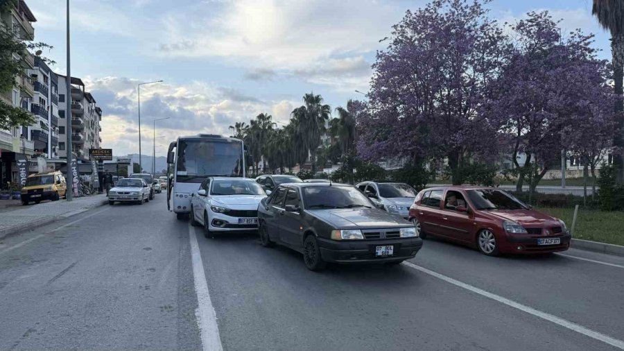 Antalya’da Zincirleme Kaza: 2’si Çocuk 3 Kişi Yaralandı