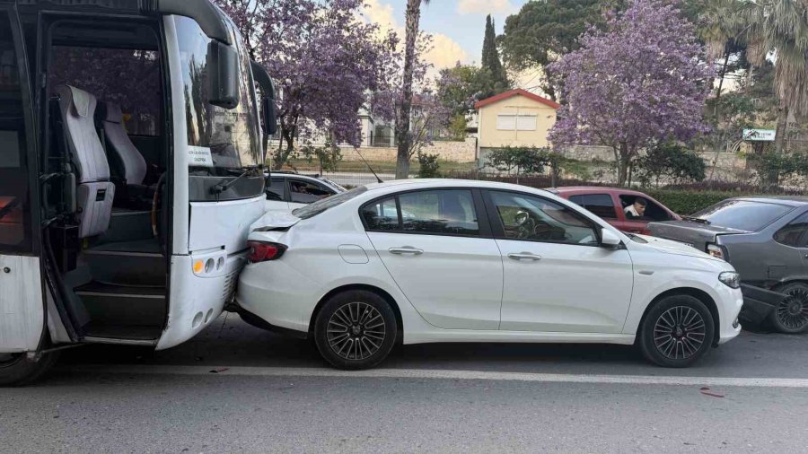Antalya’da Zincirleme Kaza: 2’si Çocuk 3 Kişi Yaralandı