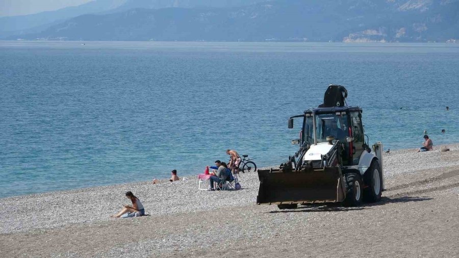 Konyaaltı Sahili’nde Kıyı Kanunu’na Uymayan İşletmelere 3 Gün Süre