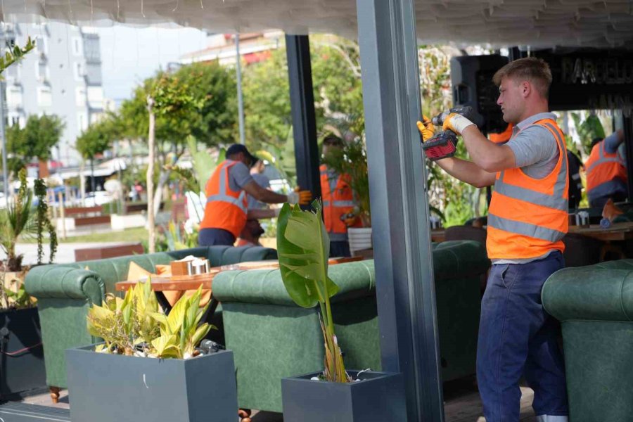 Konyaaltı Sahili’nde Kıyı Kanunu’na Uymayan İşletmelere 3 Gün Süre