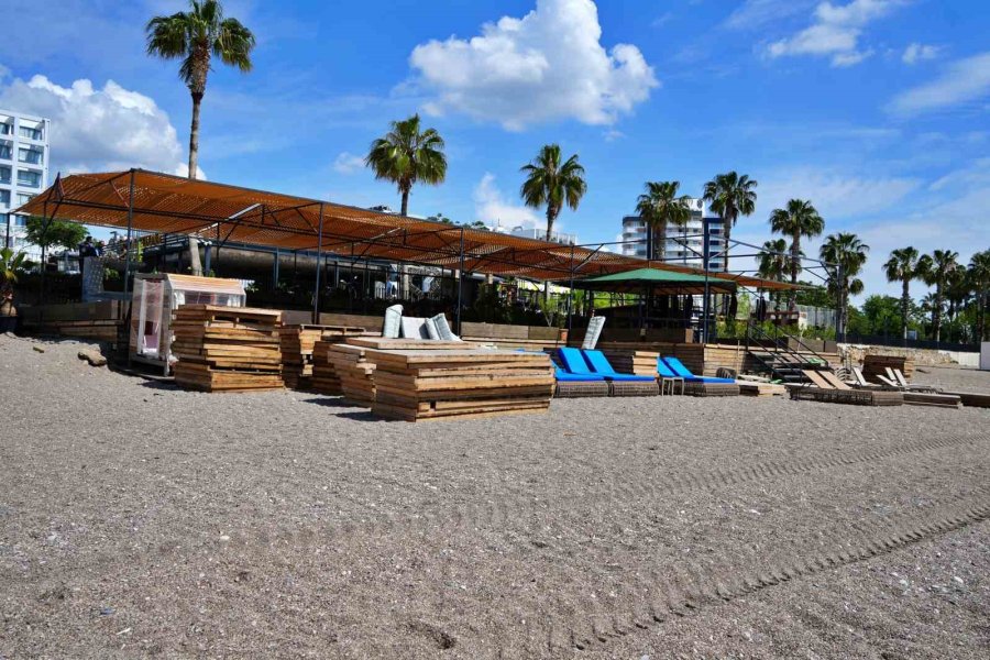 Konyaaltı Sahili’nde Kıyı Kanunu’na Uymayan İşletmelere 3 Gün Süre